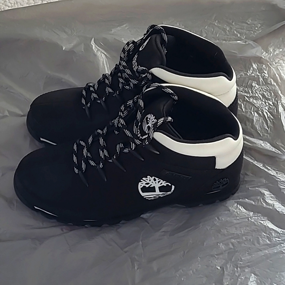 Women's Black Timberland Size 9 Boots. Worn maybe twice.